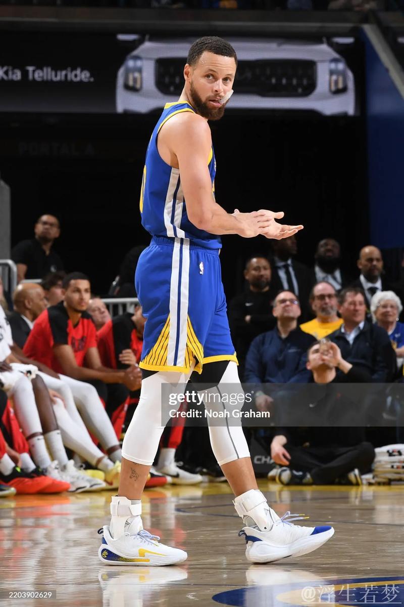 巴特勒传球助攻 库里三分精准命中