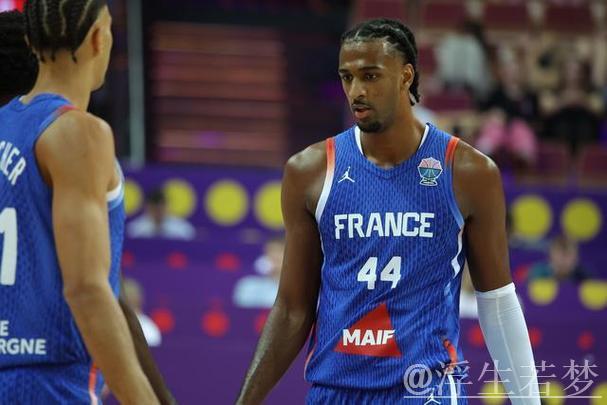 里萨表现平稳,全场贡献10分3篮板2助攻2抢断,命中率9投5中 里萨表现平稳,全场贡献10分3篮板2助攻2抢断,命中率9投5中